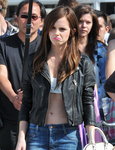 90198474_emma-watson-on-the-set_8.jpg