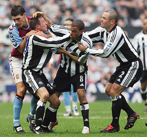 Lee Bowyer and Kieron Dyer clash in their Newcastle days.jpg