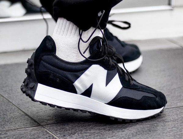 New-Balance-327-noire-et-blanche-3.jpg