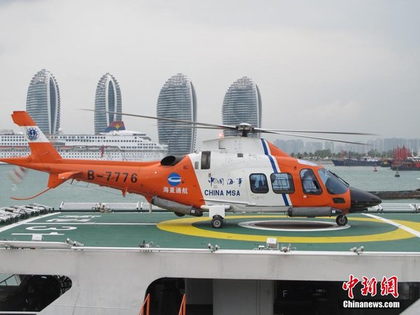 04 海事B-7776救援直升机从广东飞抵三亚，停靠“海巡31”船停机坪.jpg