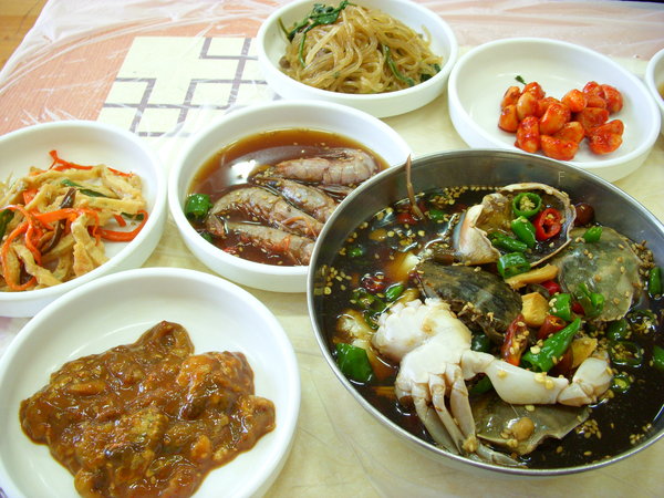 Korean.cuisine-Ganjang_gejang_and_banchan-01.jpg