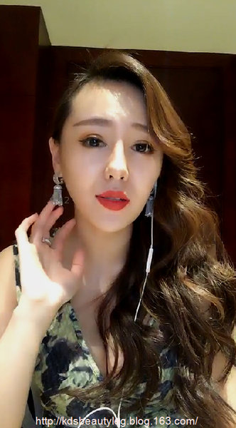 美女主播hanwen深v墨绿低胸装2018080208.jpg