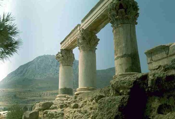 Corinthian_Columns_in%20Greece3.jpg