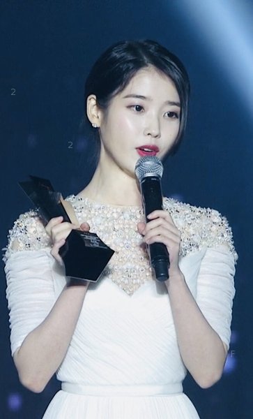 281118-IU-at-2018-Asia-Artist-Awards-iu-41704910-654-1080.jpg