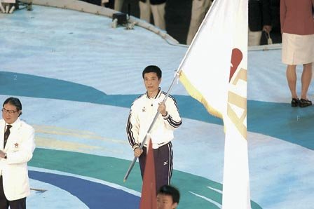 香港代表接過東亞運會旗.jpg