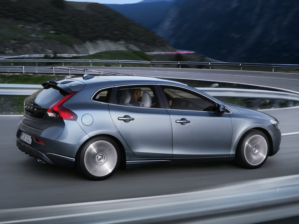 volvo_v40-2012_r6_jpg.jpg