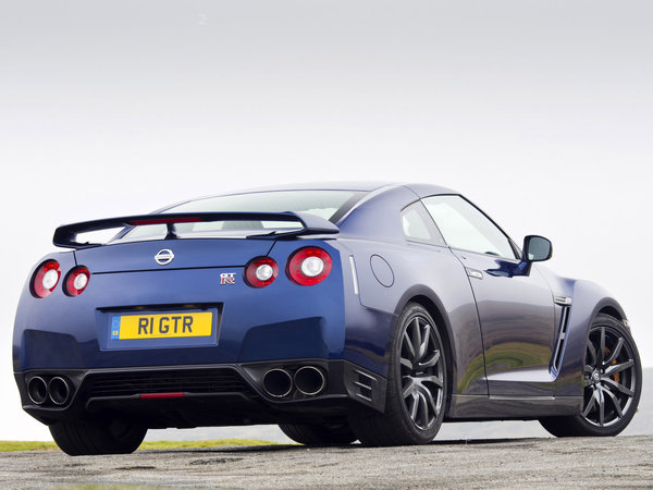 nissan_gtr-uk-2010_r15_jpg.jpg