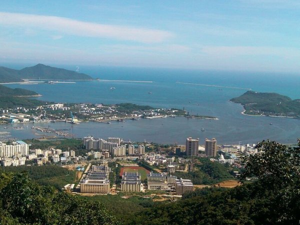 从亚龙湾海军基地看到的锦母角景象.jpg