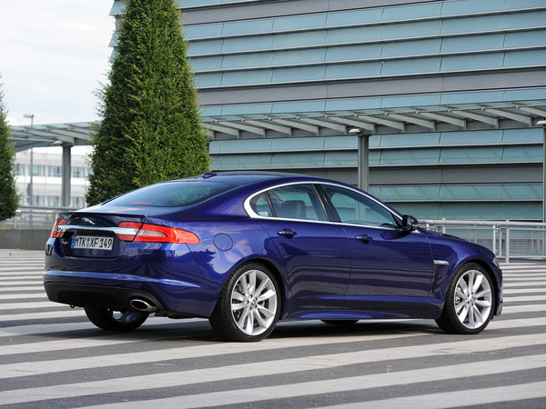 jaguar_xf-diesel-s-2011_r15_jpg.jpg