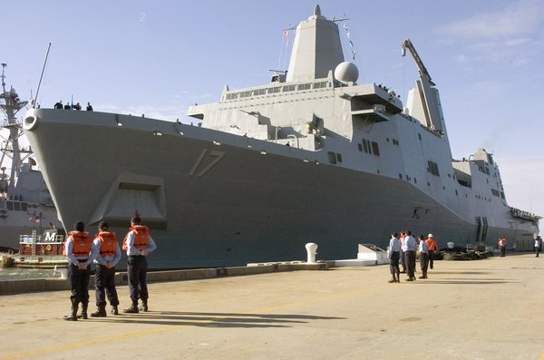 美國海軍“聖安東尼奧”號兩棲船塢運輸艦 003.jpg