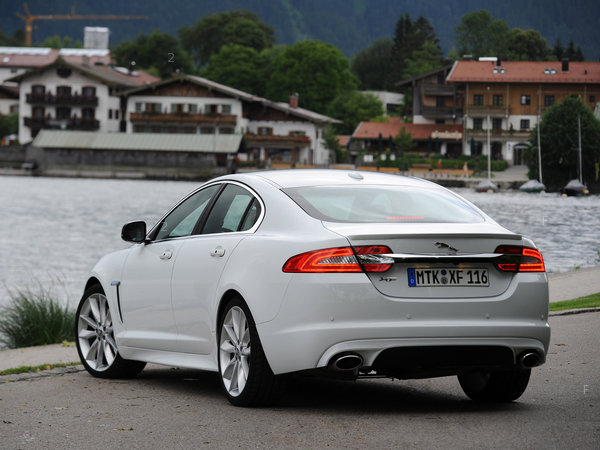 jaguar_xf-diesel-s-2011_r12_jpg.jpg