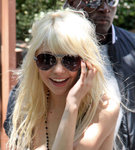 57085-taylor-momsen-on-gossip-girl-set-in-new-york.jpg