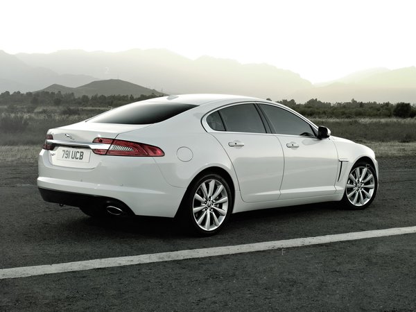 jaguar_xf-2011_r6_jpg.jpg