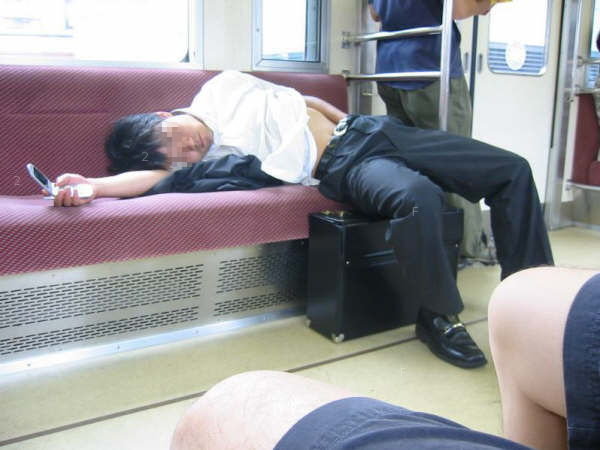 電車上...做春夢也不用這樣吧.jpg