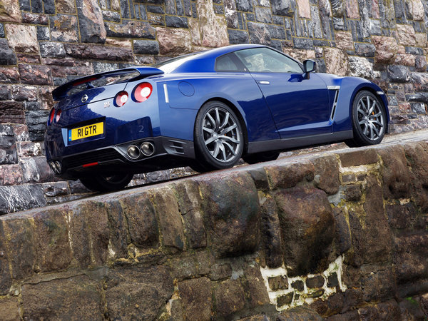 nissan_gtr-uk-2010_r18_jpg.jpg