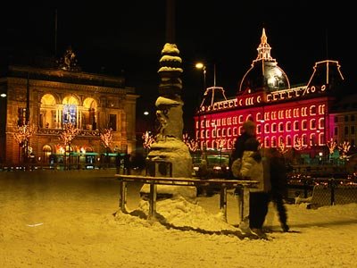 哥本哈根皇家劇院前的國王新廣場（Kongens Nytorv上，有一個聖誕節溜冰場.jpg